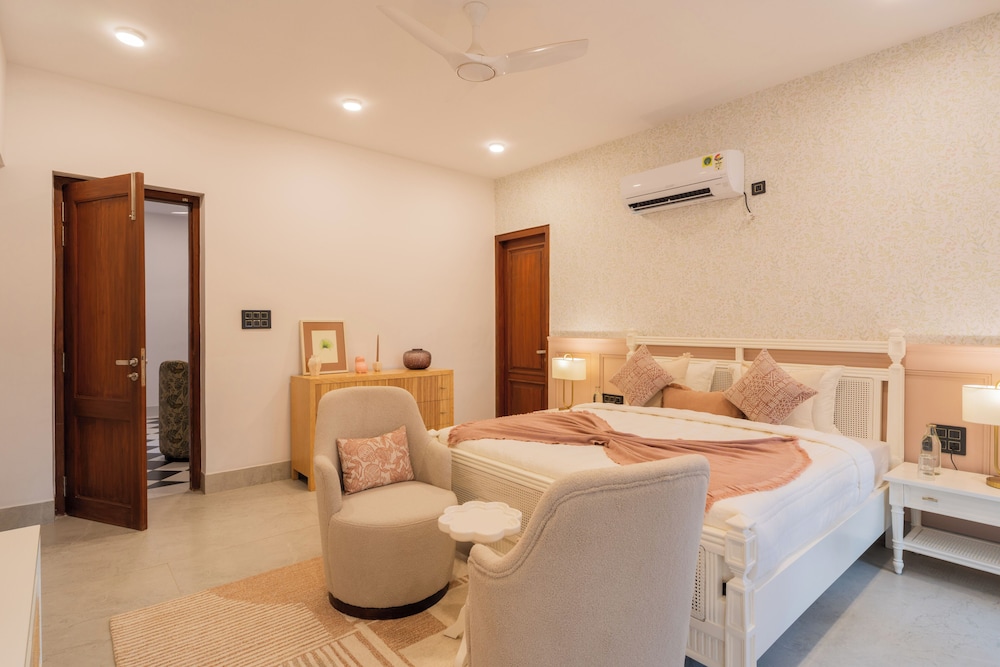 ELIVAAS Villa Paraiso 4 BHK with Pool and Bar 18/35