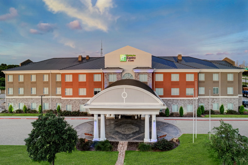 Holiday Inn Express Suites Clute Lake Jackson 60/63