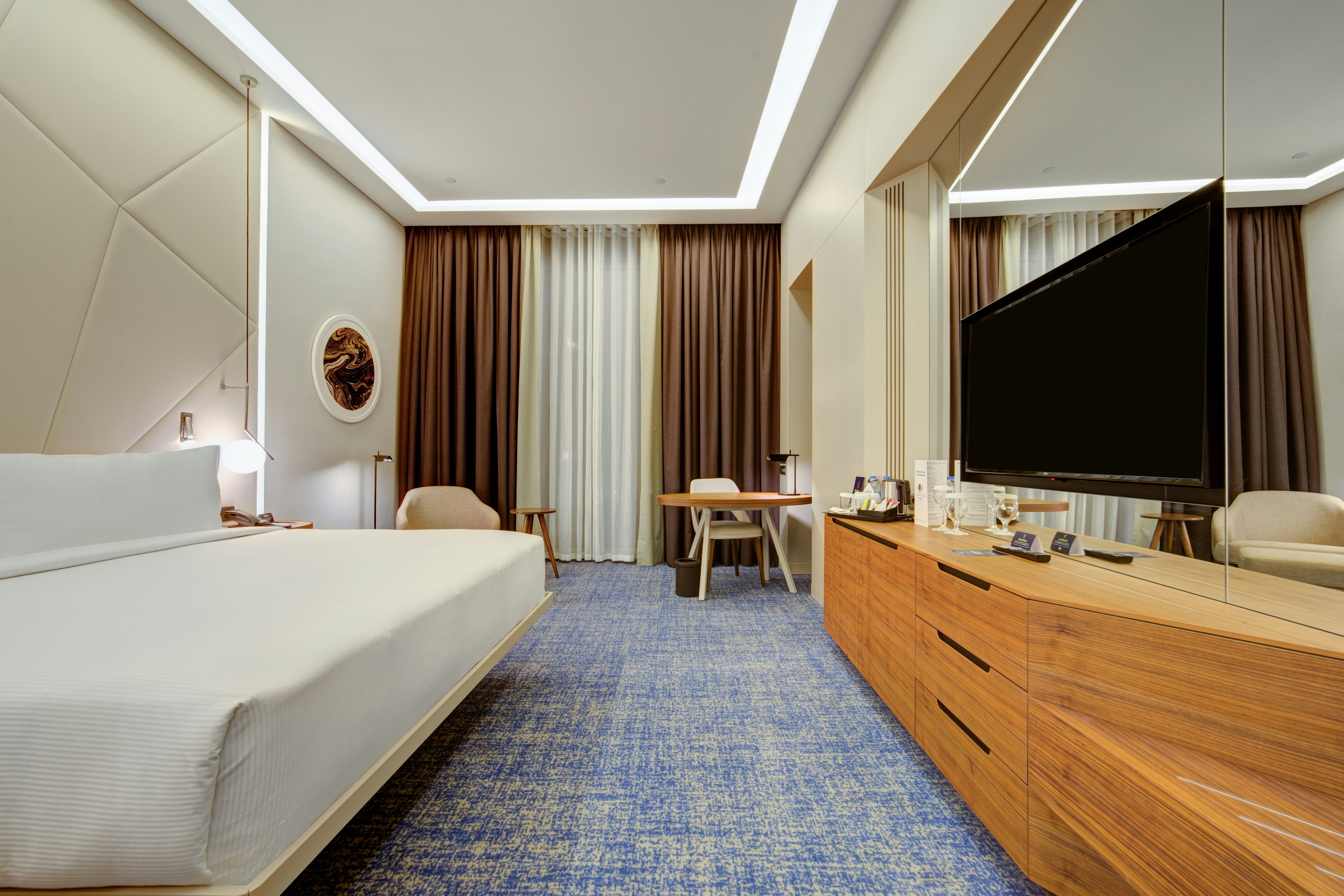 GUEST ROOM, FAMILY, KING BED
