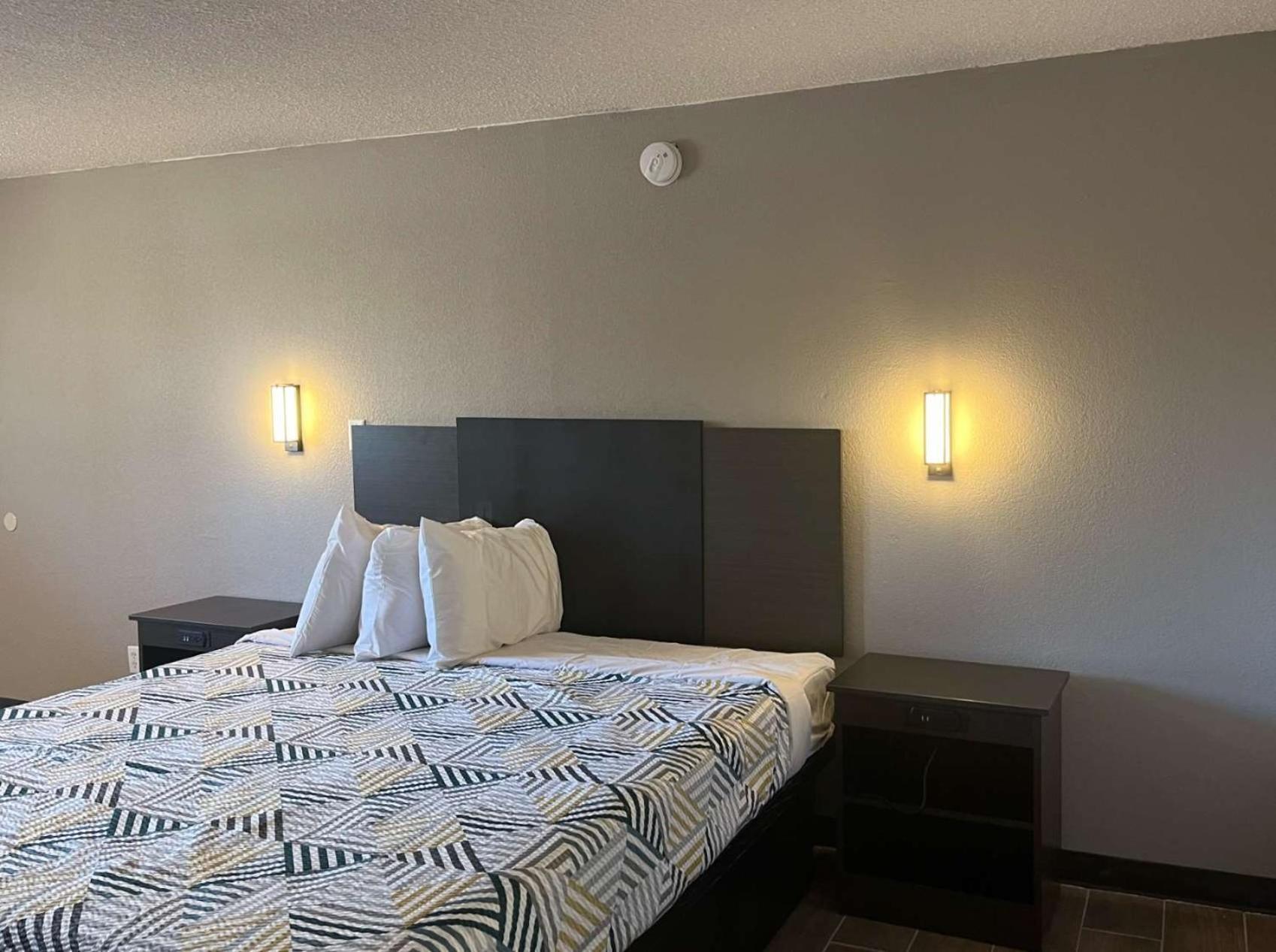 1 King Bed - Smoking, Micfridge