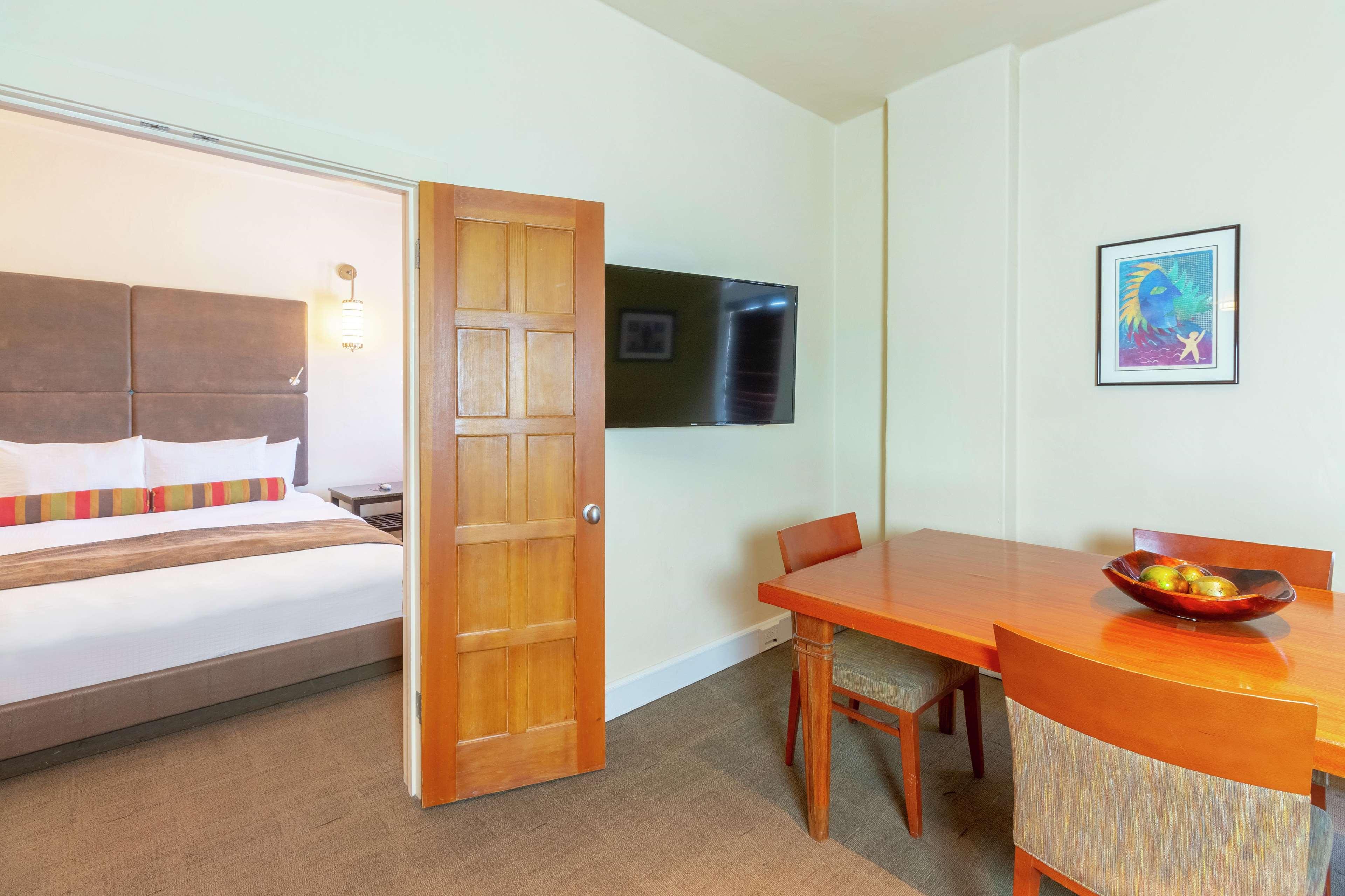 BOARDROOM, 2 ROOMS, SUITE, KING BED