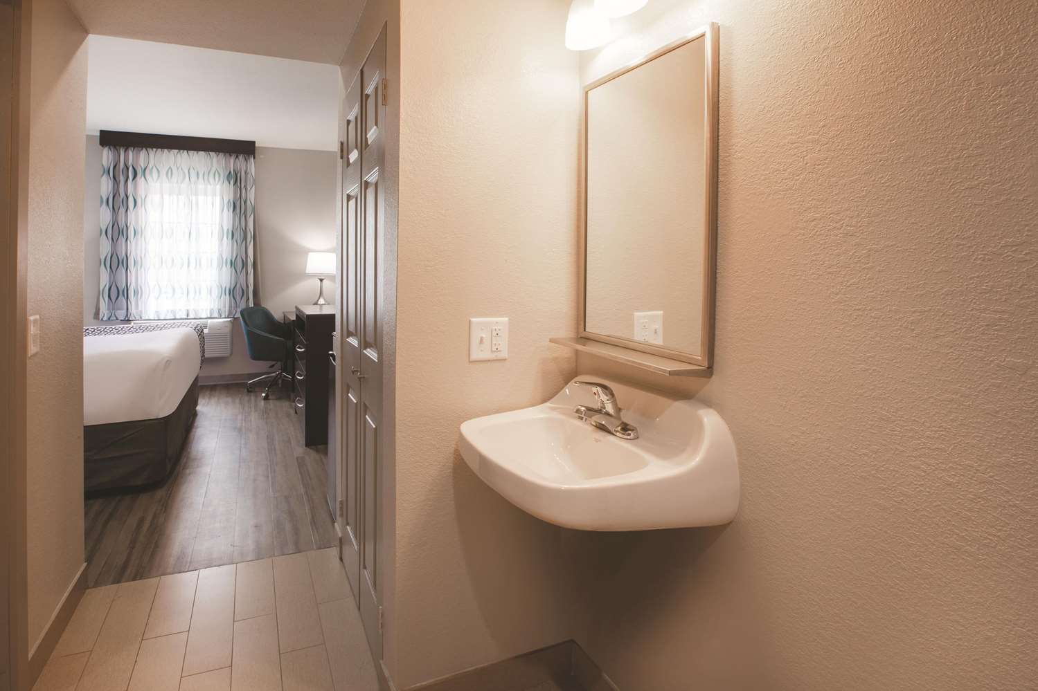 La Quinta Inn & Suites by Wyndham New Cumberland-Harrisburg 30/36