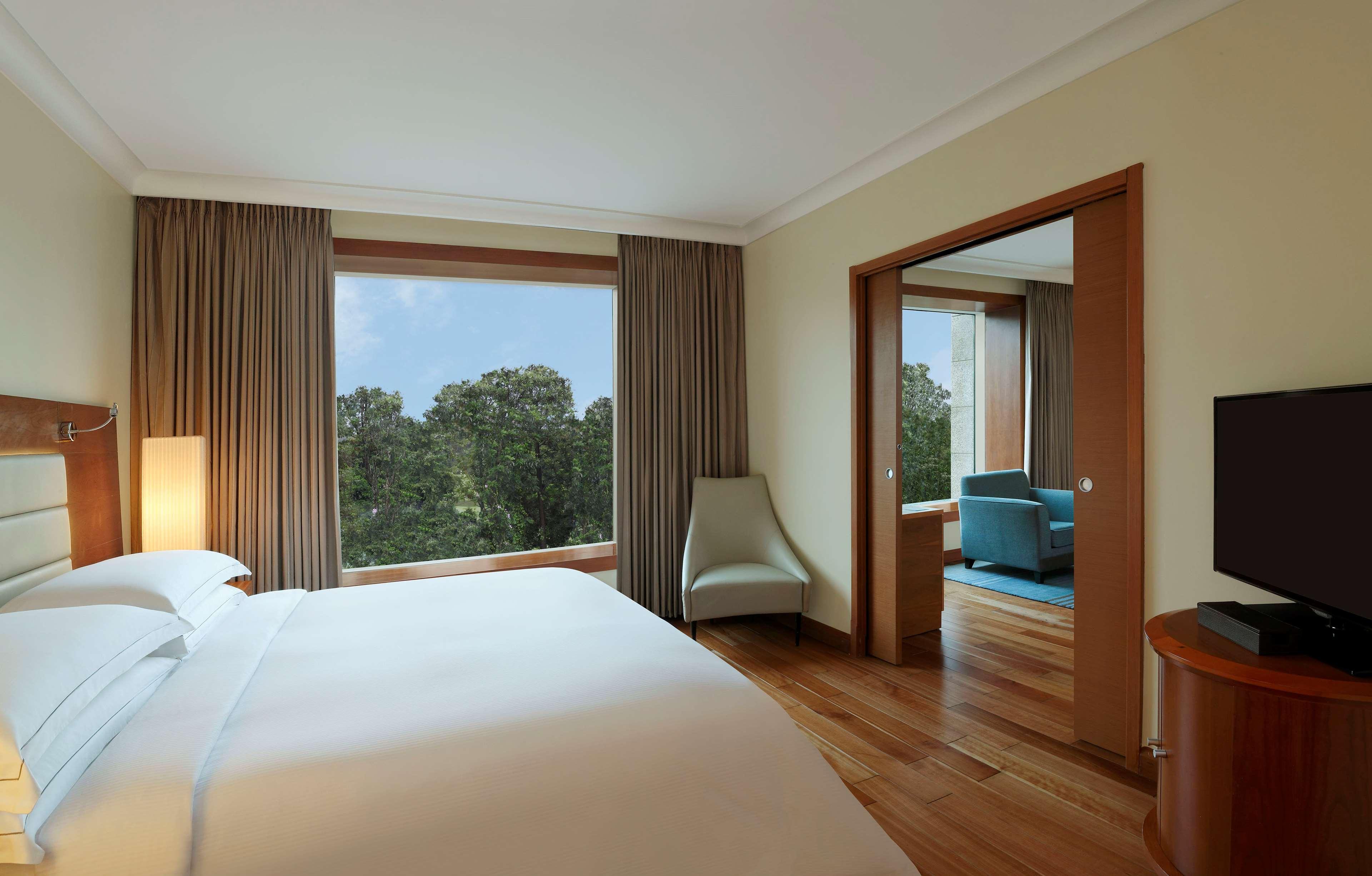 1 BEDROOM, SUITE, KING BED, CLUB LOUNGE ACCESS