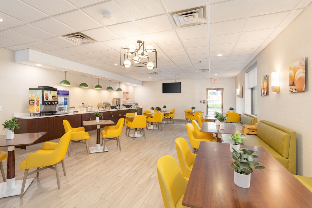 Comfort Inn & Suites Buffalo Airport 44/55