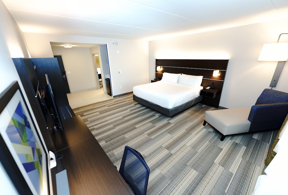 Holiday Inn Express & Suites Franklin - Berry Farms 27/77