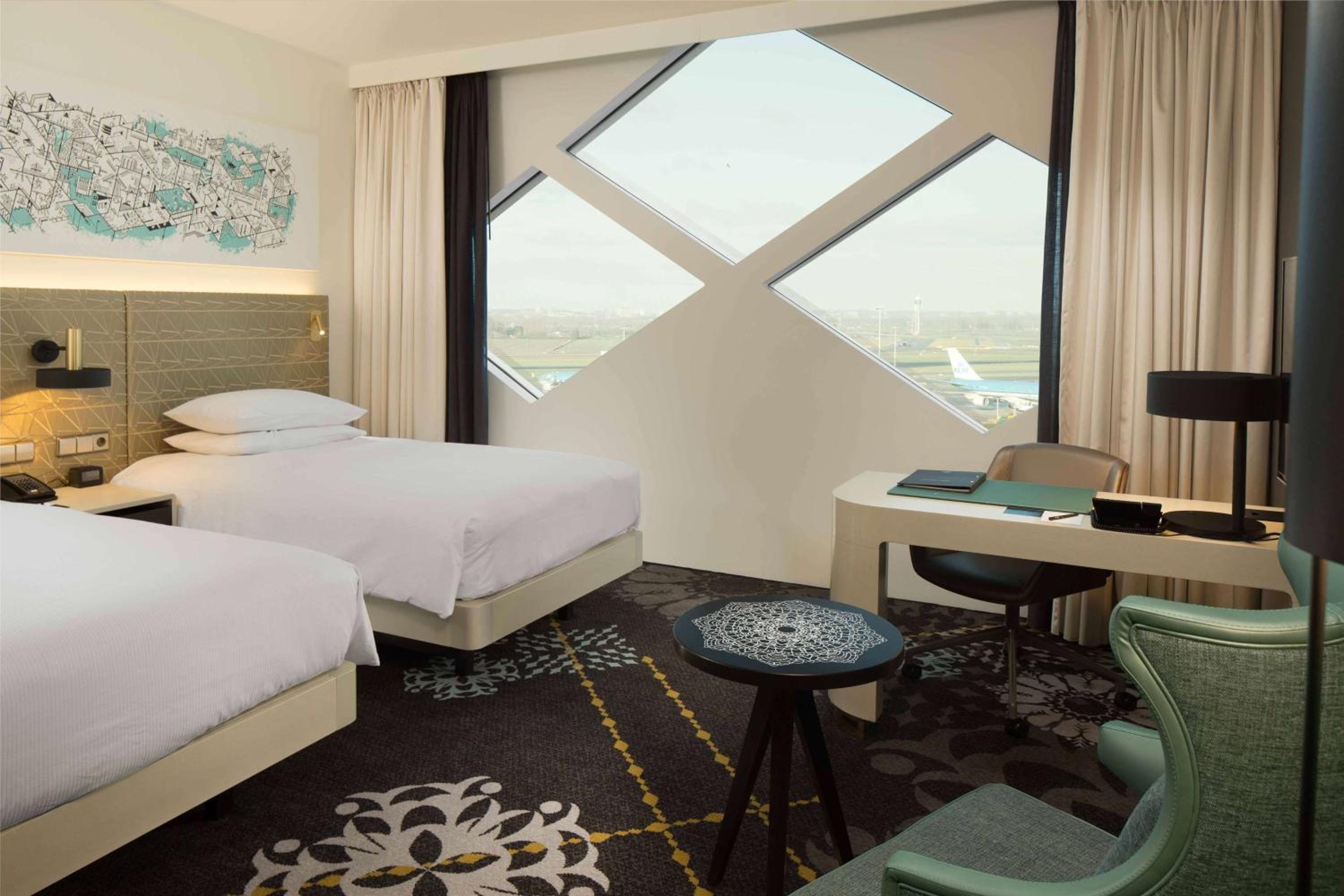 EXECUTIVE, TWIN BEDS, AIRPORT VIEW, LOUNGE ACCESS