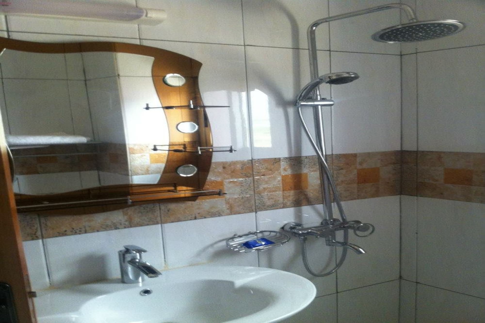ROOM, QUEEN BED
