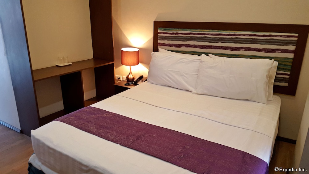 Golden Gate Suites 38/65