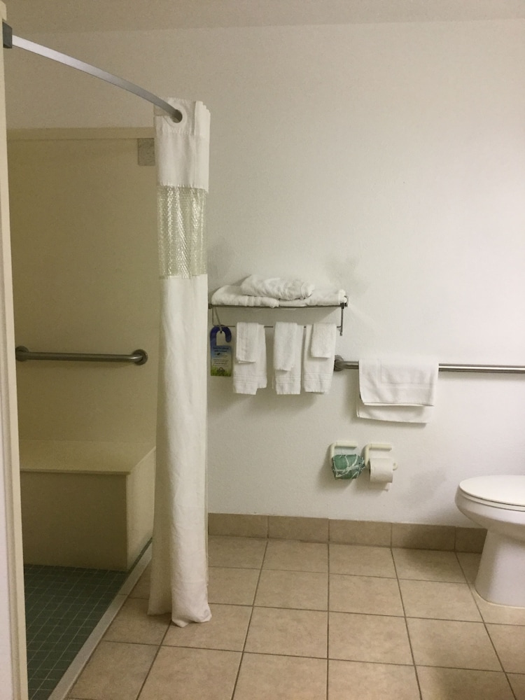 Days Inn by Wyndham Lake Village 17/43