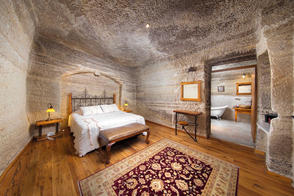 CAVE, SUITE, KING BED