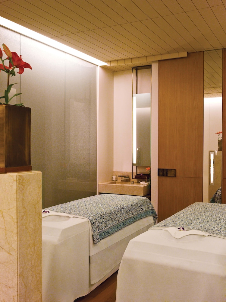 Trident Nariman Point 24/50