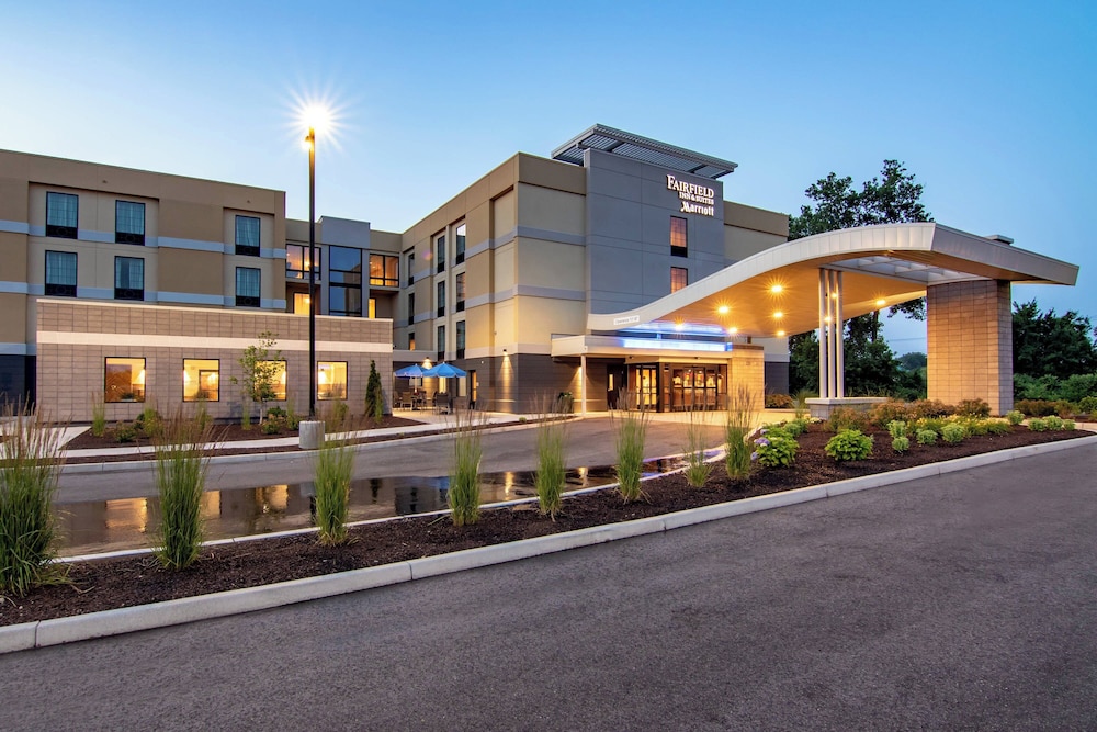 Fairfield Inn Suites Springfield Holyoke 2/35
