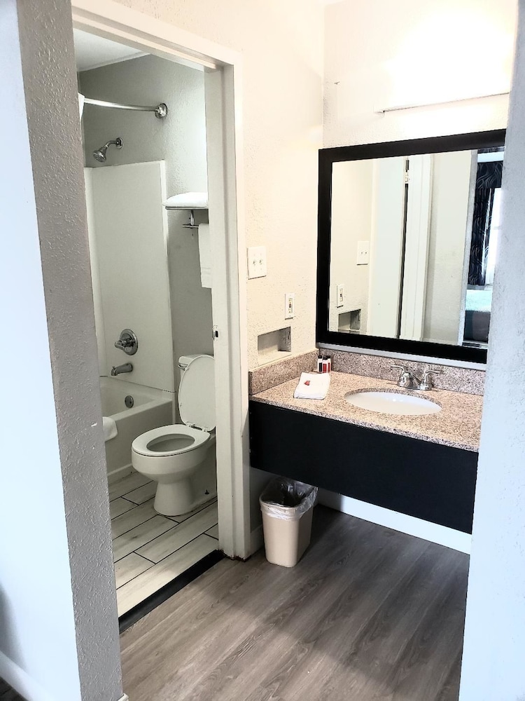 Econo Lodge Mineral Wells, TX 21/23