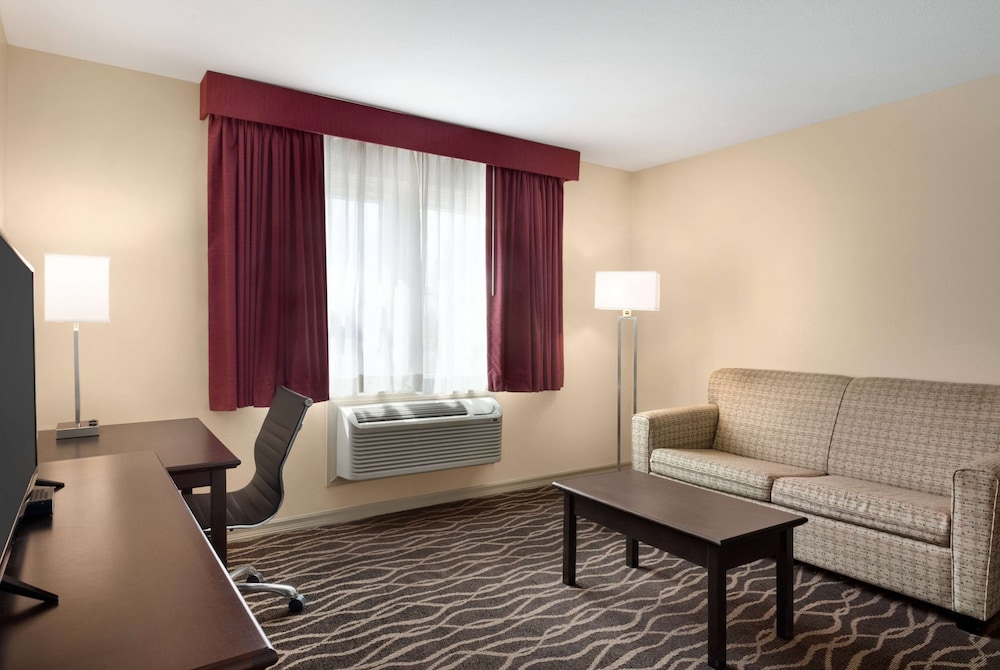 Days Inn & Suites by Wyndham Sikeston 35/51