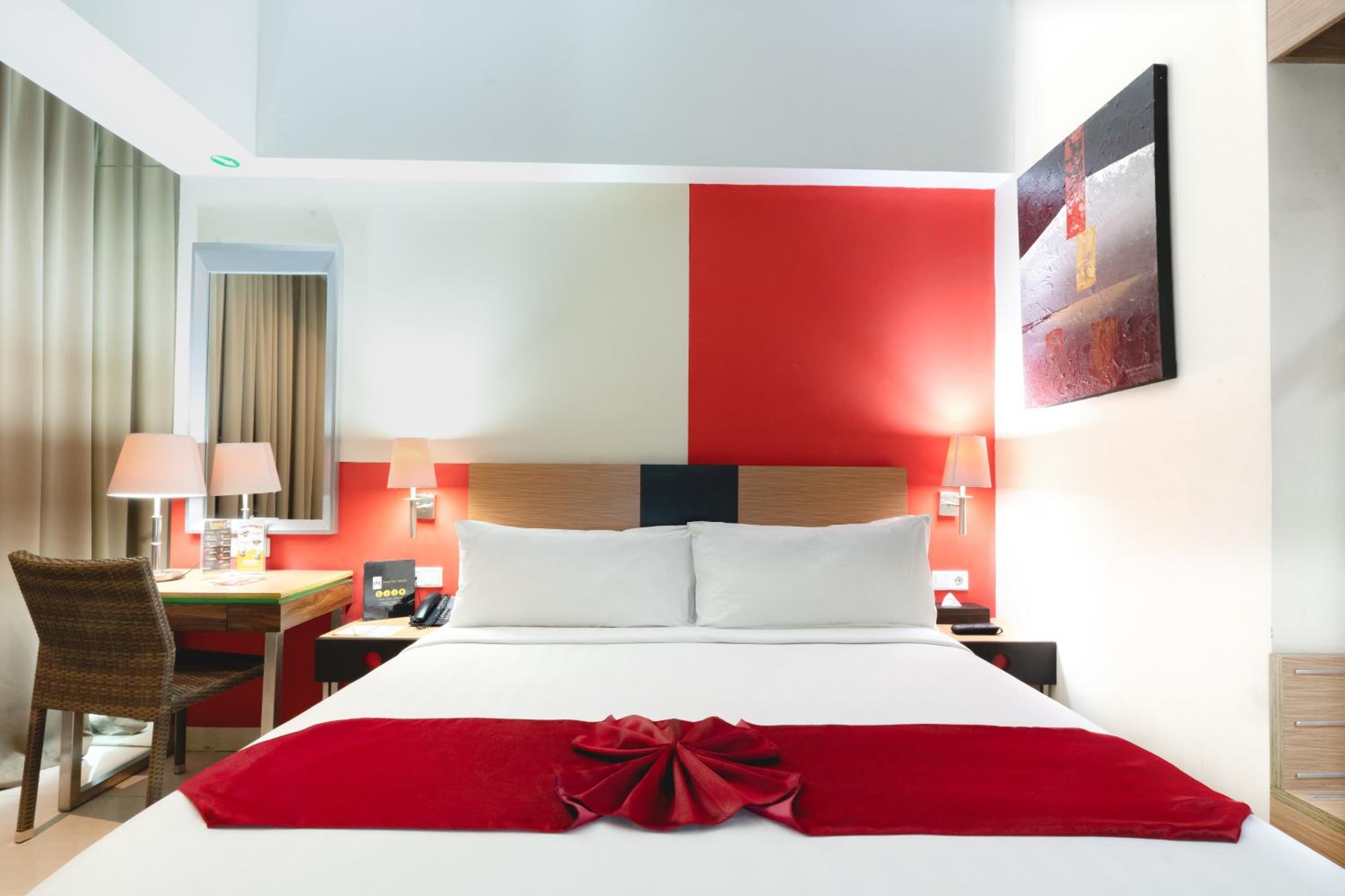 Superior, King Bed, Street View