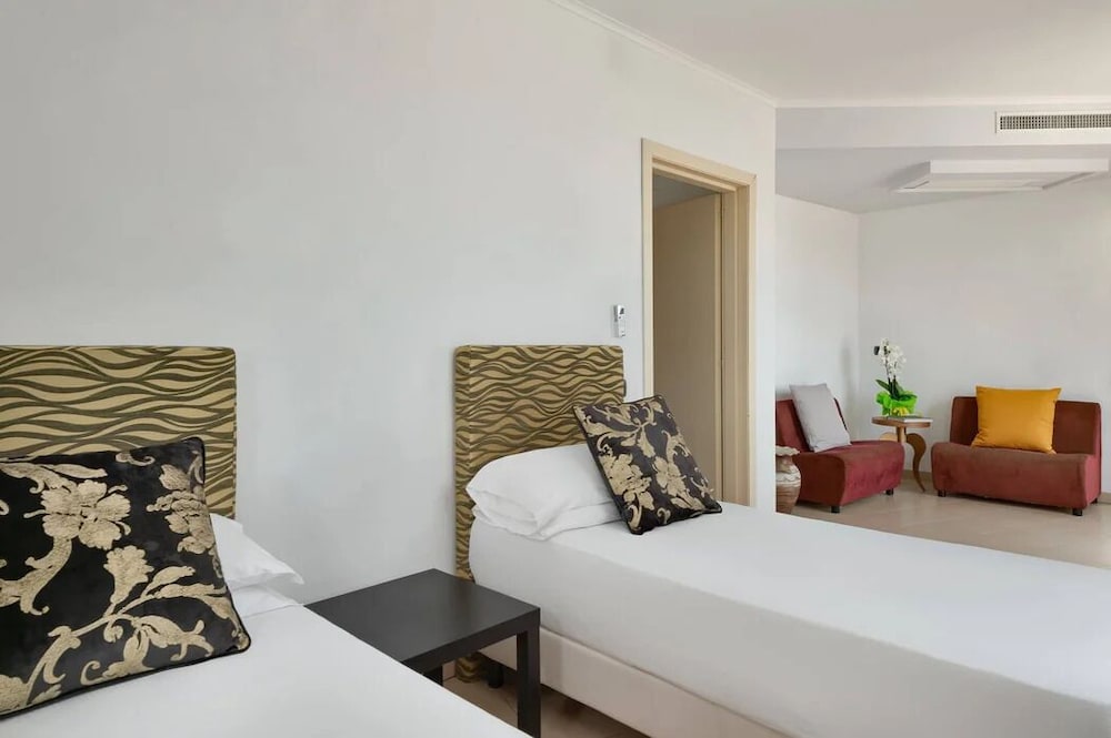 Luxury, Quadruple, Double and Twin Beds 4/5