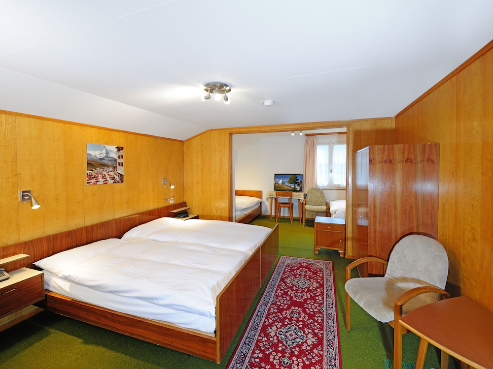 ROOM, QUADRUPLE