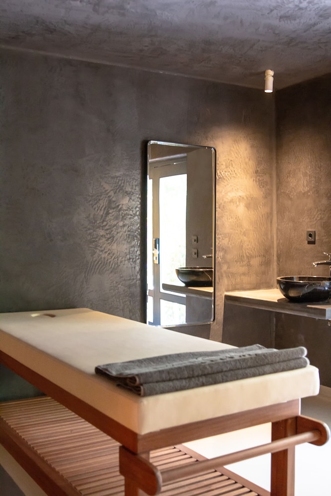 Pilos Suites 18/50