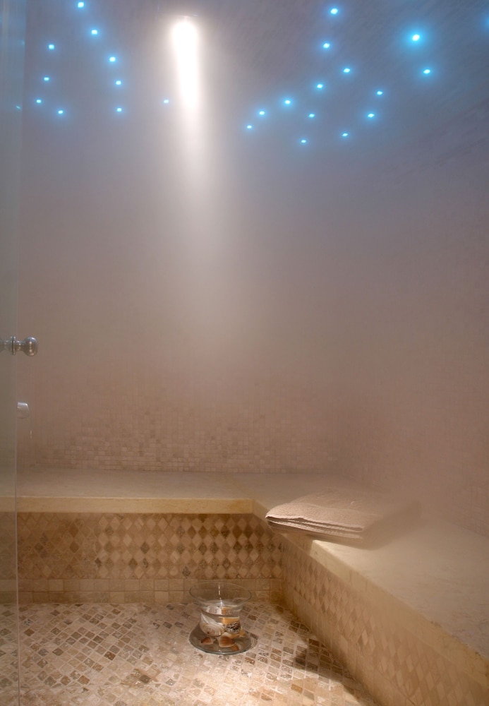 Le Convivial Luxury Suites & Spa 38/45