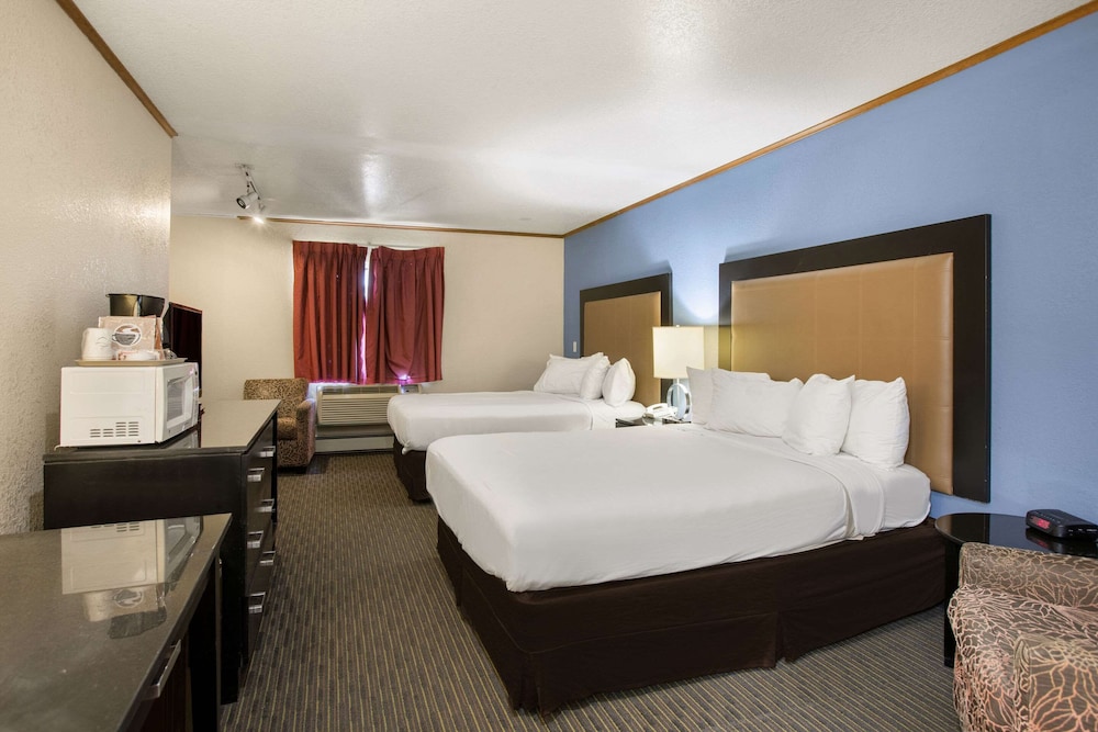Days Inn by Wyndham Mackinaw City/Bridgeview Area 15/61