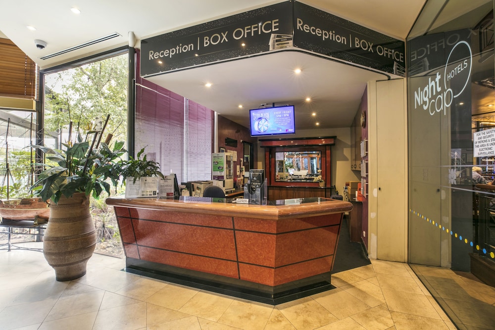 Nightcap at Matthew Flinders Hotel 7/54