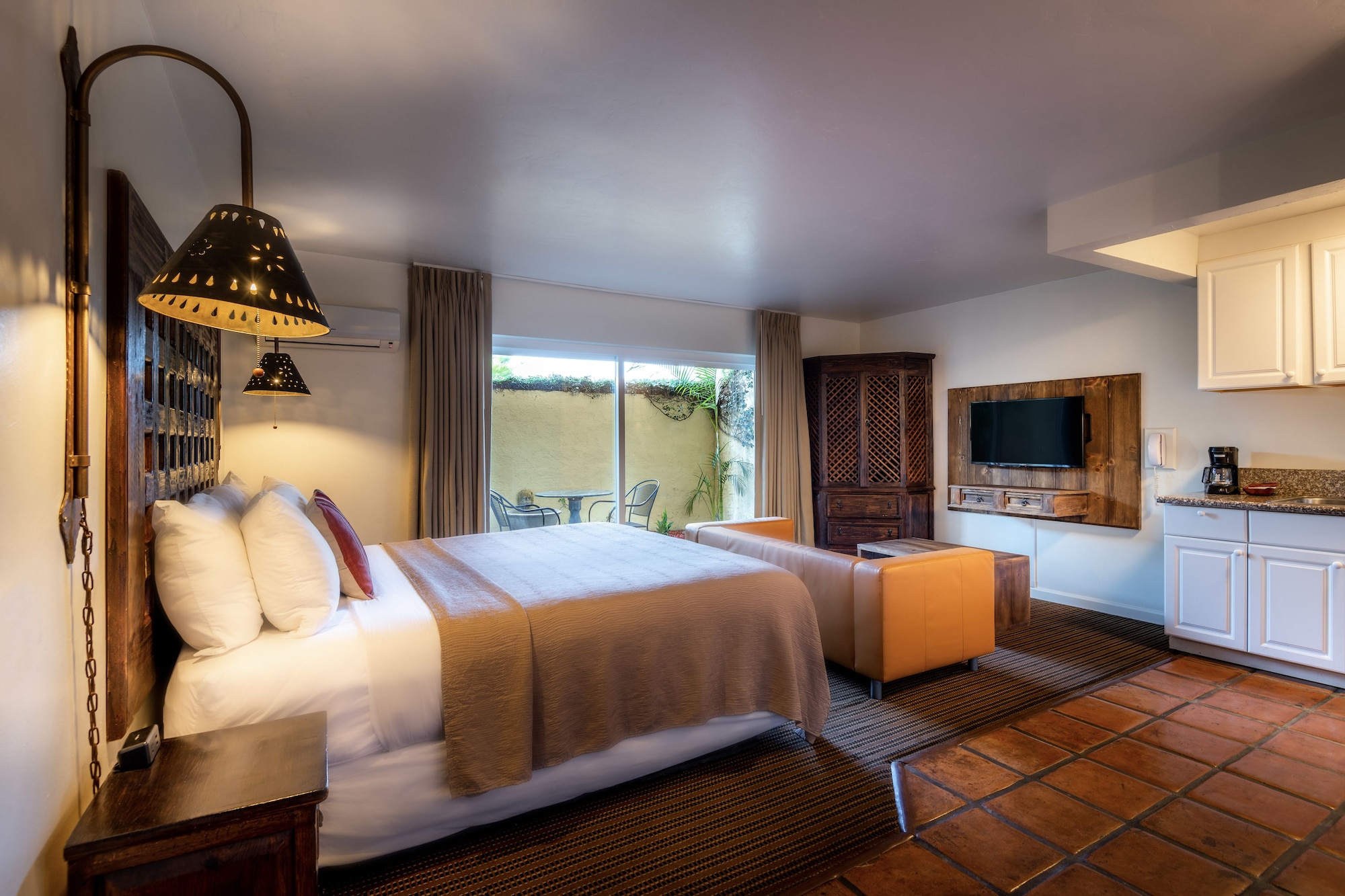 STUDIO, KING BED, KITCHEN