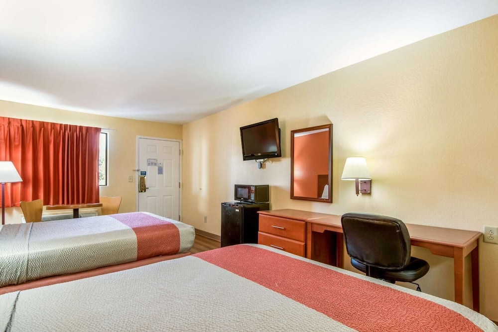 Rodeway Inn and Suites Macon 10/45