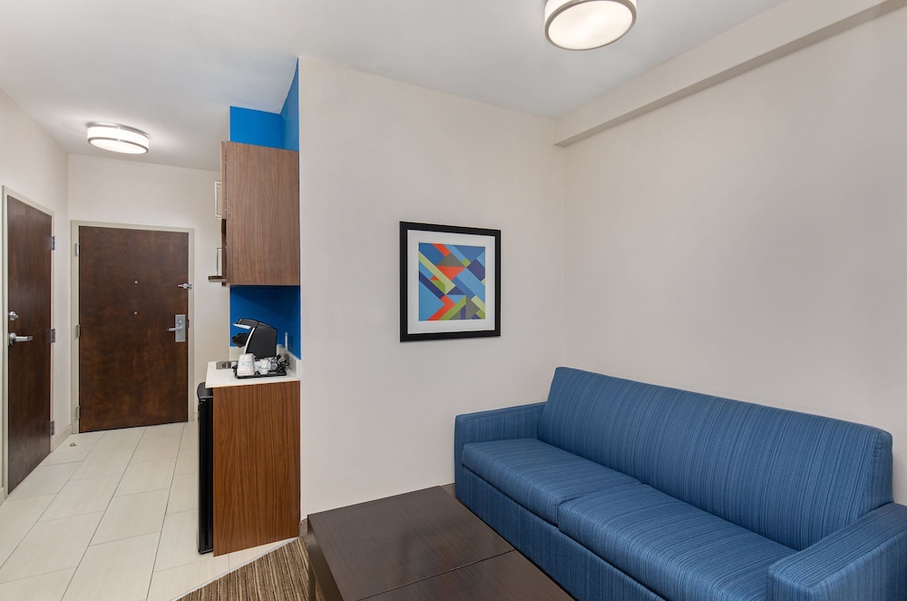Holiday Inn Express & Suites Birmingham - Inverness 280, an IHG Hotel 51/74