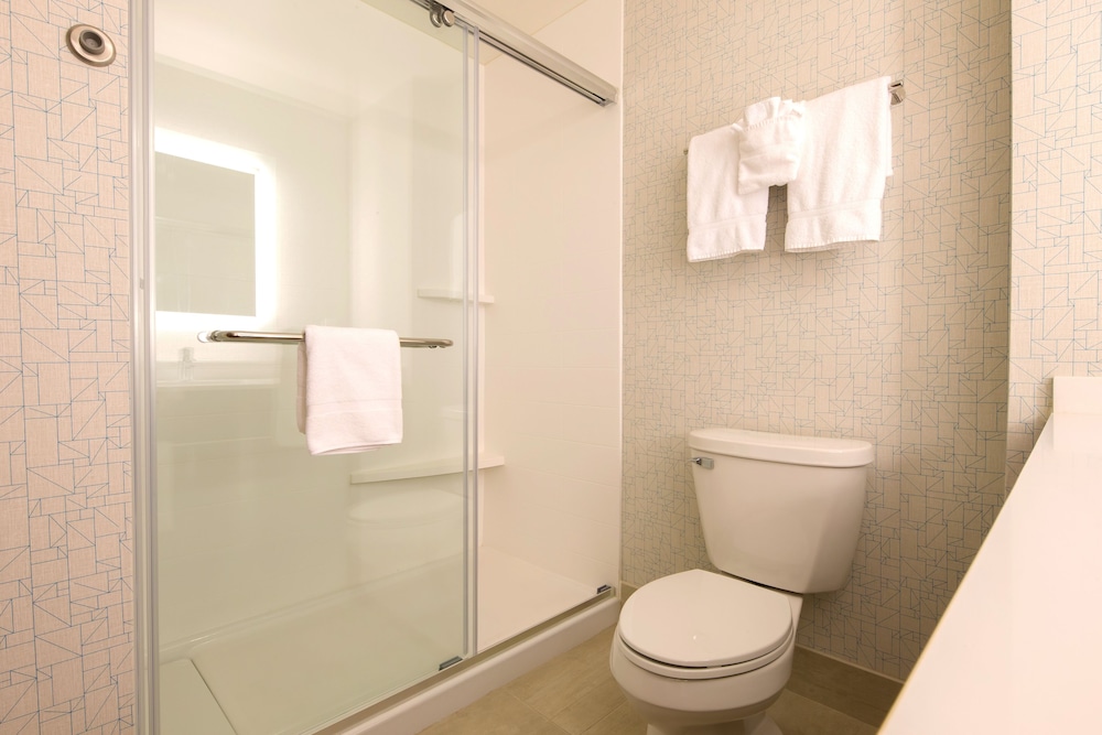 Holiday Inn Express Suites Gaylord 10/44