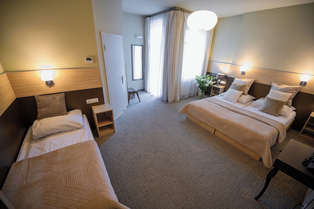 ROOM, DOUBLE BED, WITH EXTRA BED, PRIVATE BATHROOM