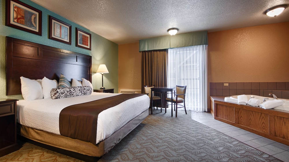 غرفة قياسية بسرير كينج بحوض جاكوزي، Best Western Plus Bayshore Inn 3/9