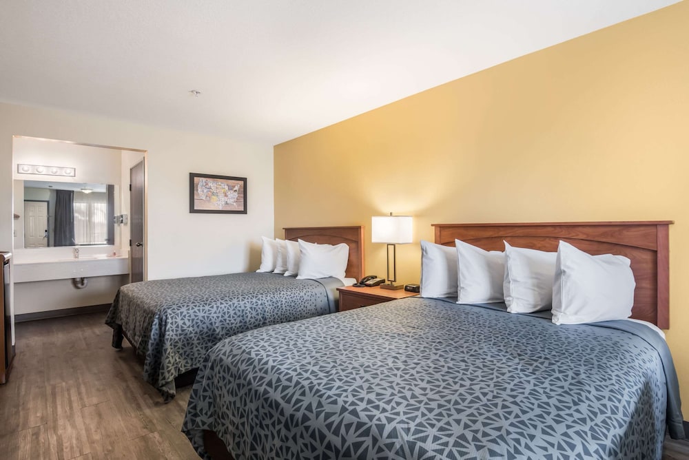Econo Lodge Inn & Suites Lodi 16/28