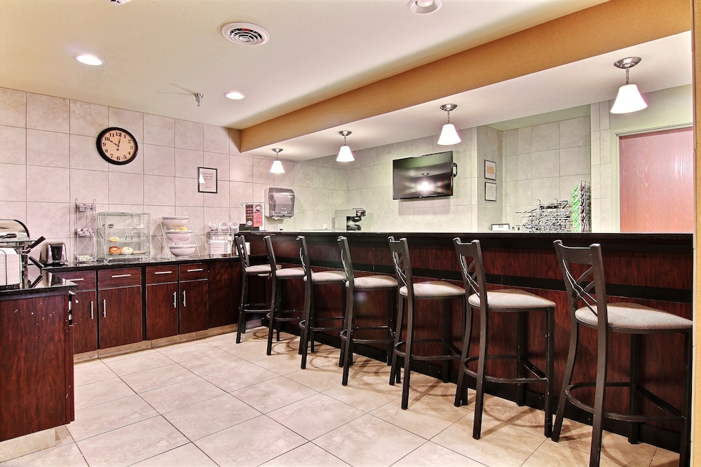 Cobblestone Hotel Amp Suites Crookston 7/39