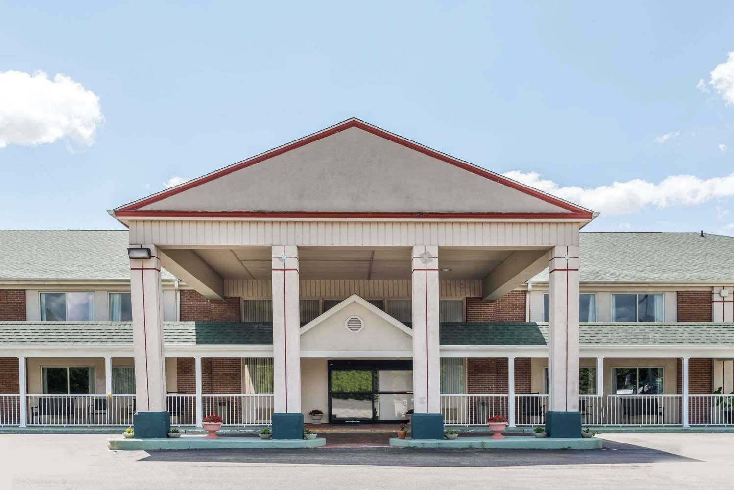 Days Inn by Wyndham Columbus IN 2/37