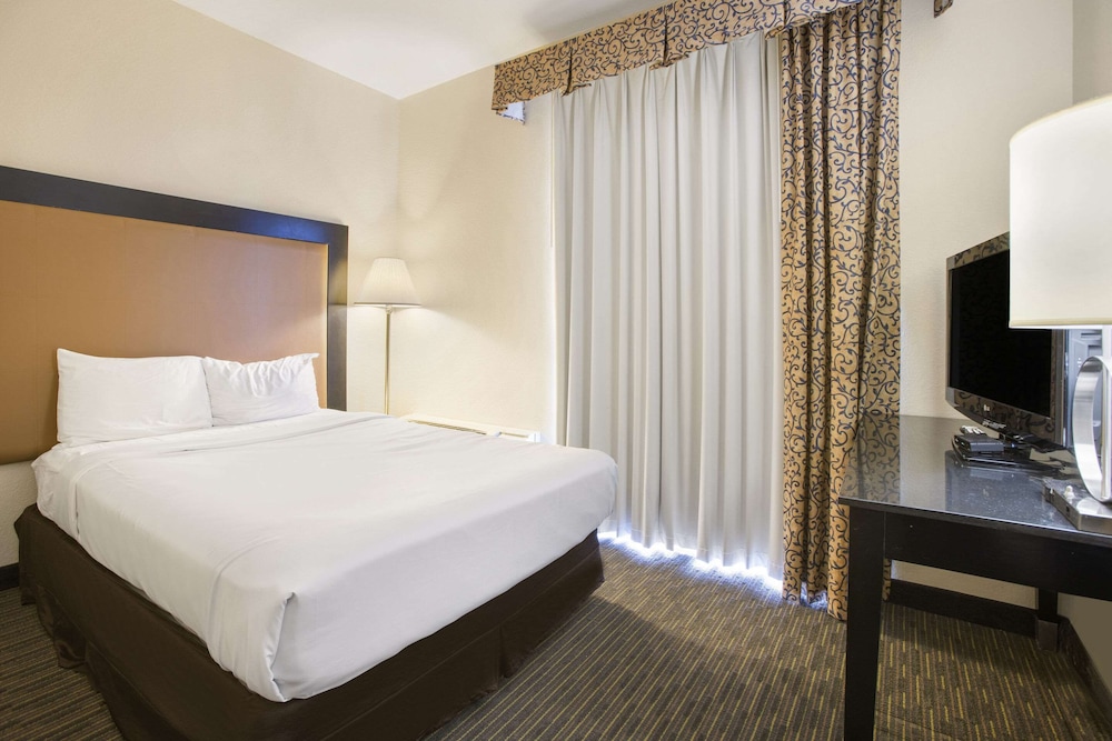 Days Inn by Wyndham Mackinaw City/Bridgeview Area 40/61