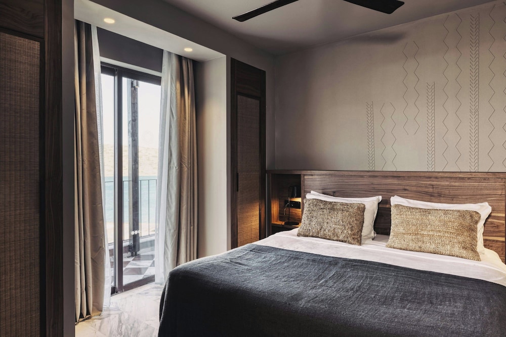 Family Suite, King Bed, Garden View, Outdoor Jetted Tub, Sofa