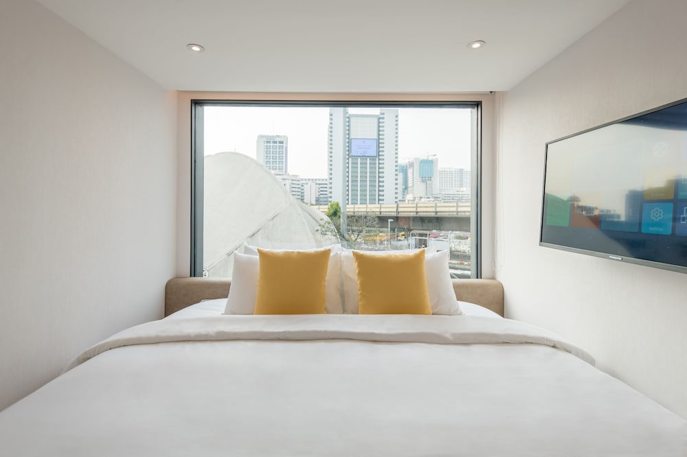 YELLO ROOMS Victory Monument 20/29