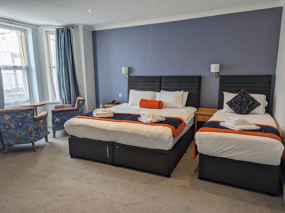 Room, Quintuple, 1 Queen and 3 Single Beds