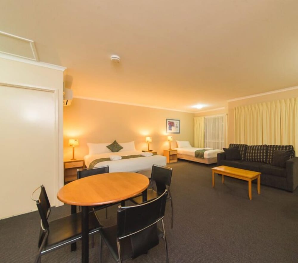 Harbour Sails Motor Inn 12/23