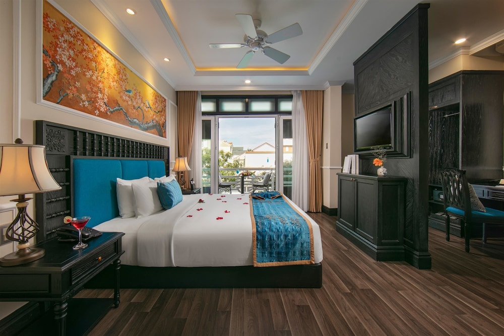 SUITE, DOUBLE OR TWIN BED, POOL VIEW, BALCONY