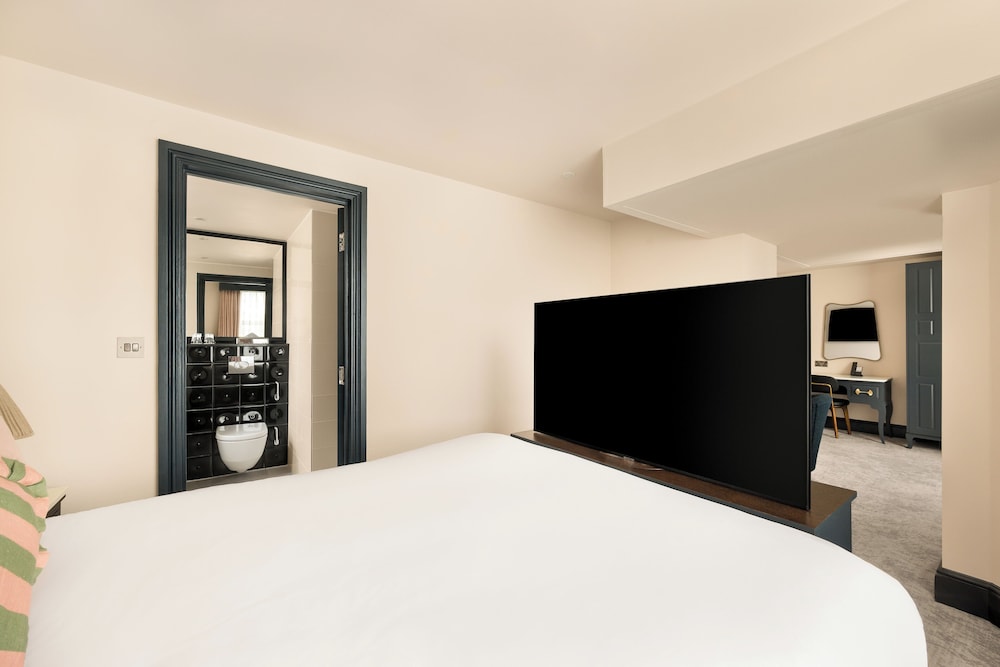 SUITE, QUEEN BED