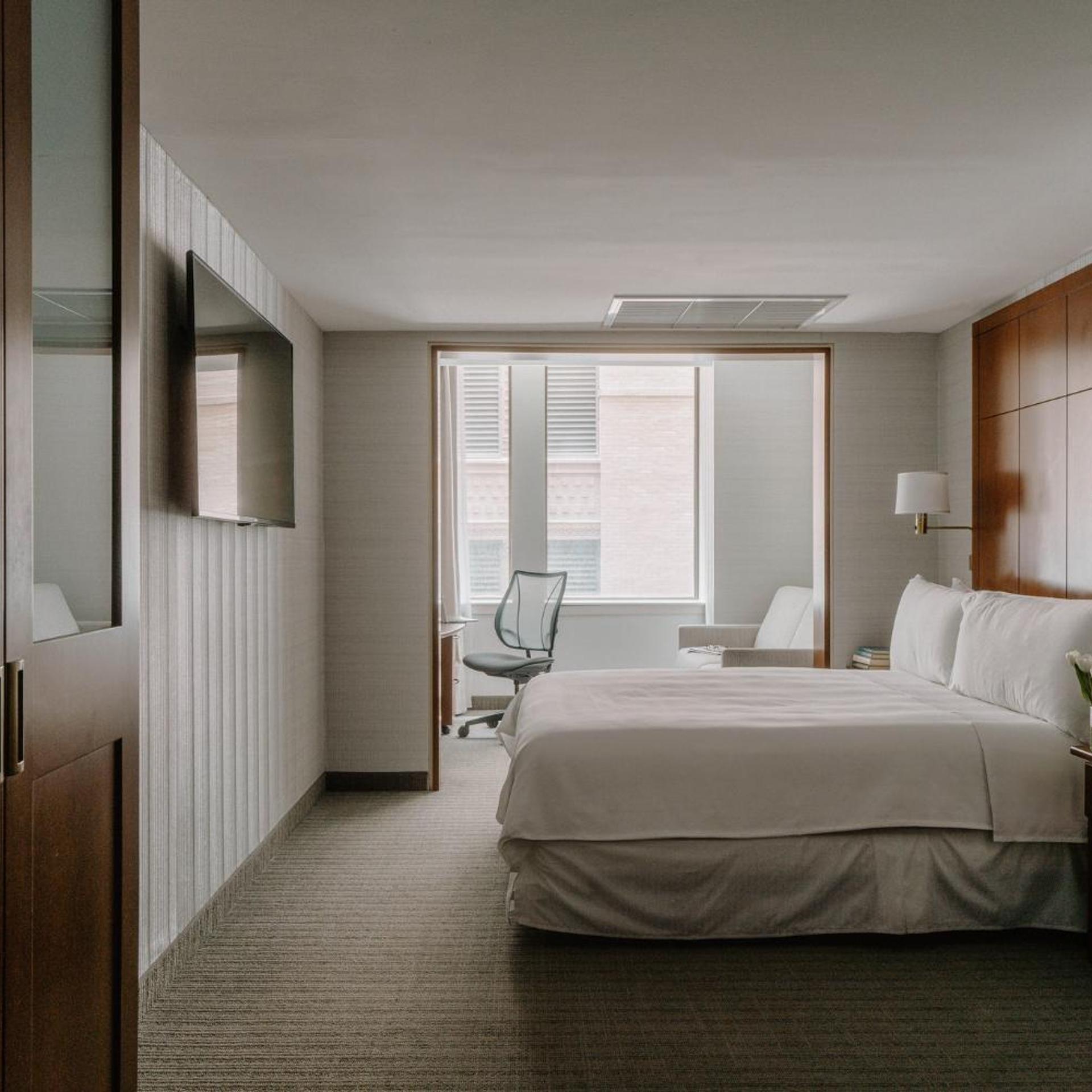 1 BEDROOM, SUITE, KITCHENETTE