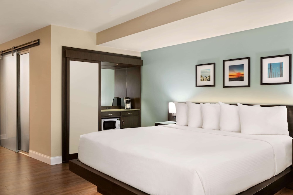 Room at Wyndham Newport Hotel, MIDDLETOWN - RI