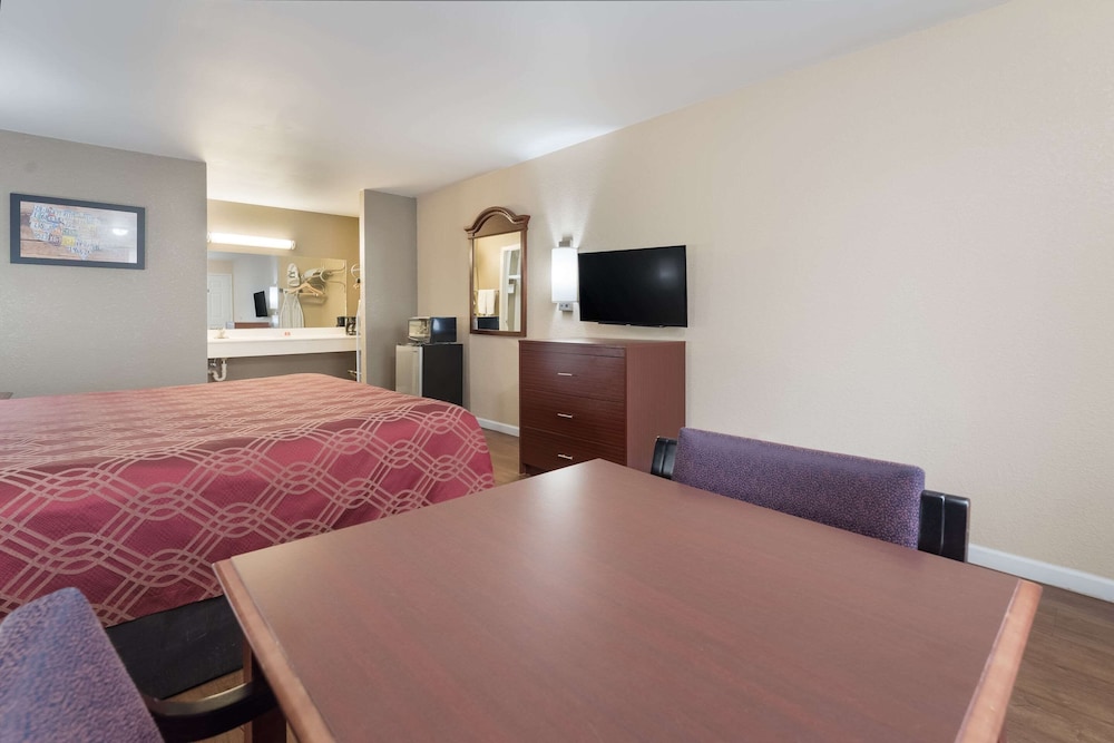 Econo Lodge Thomaston 19/35