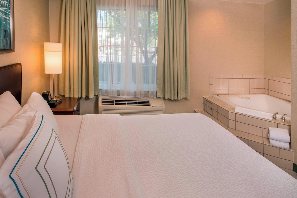 Springhill Suites by Marriott State College 24/63