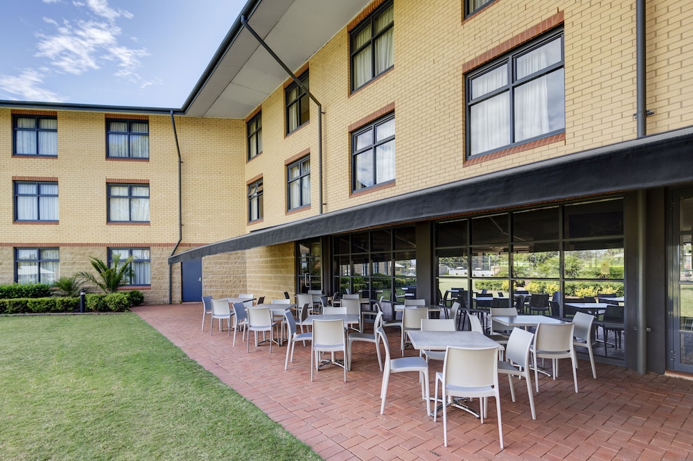 Mercure Sydney Blacktown 10/72