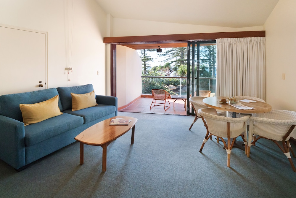 BEACH HOTEL RESORT 32/59