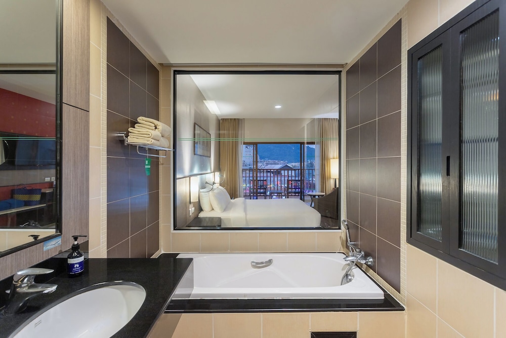 Deevana Plaza Phuket Patong 72/73