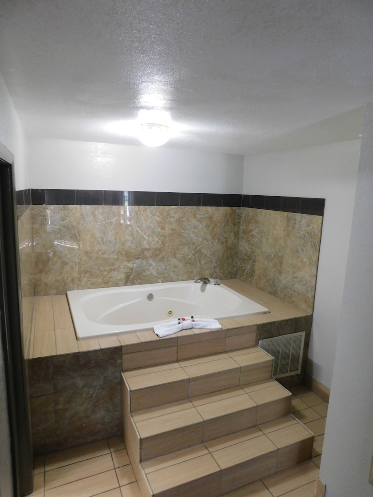 Days Inn & Suites By Wyndham Downtown Gatlinburg Parkway 36/68