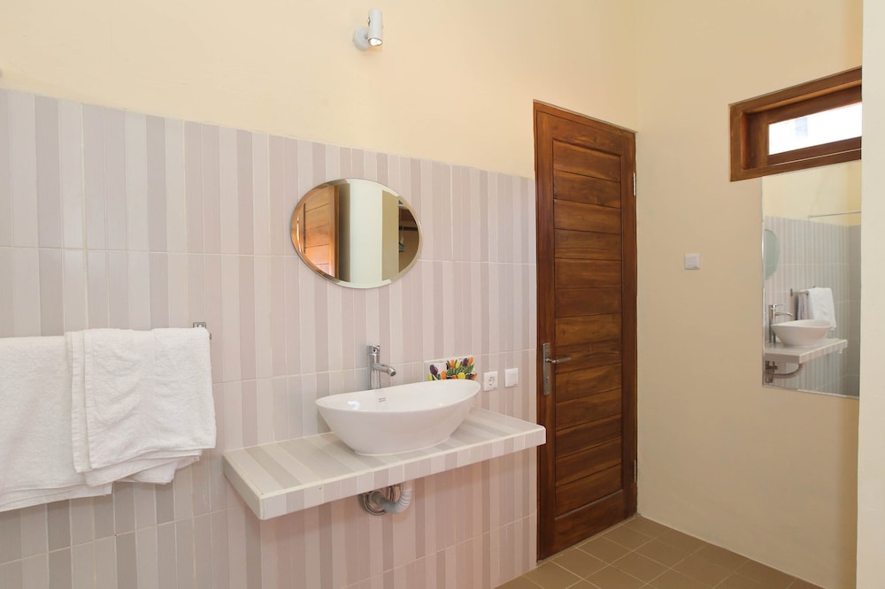 Villa Agung Beach Inn 32/65
